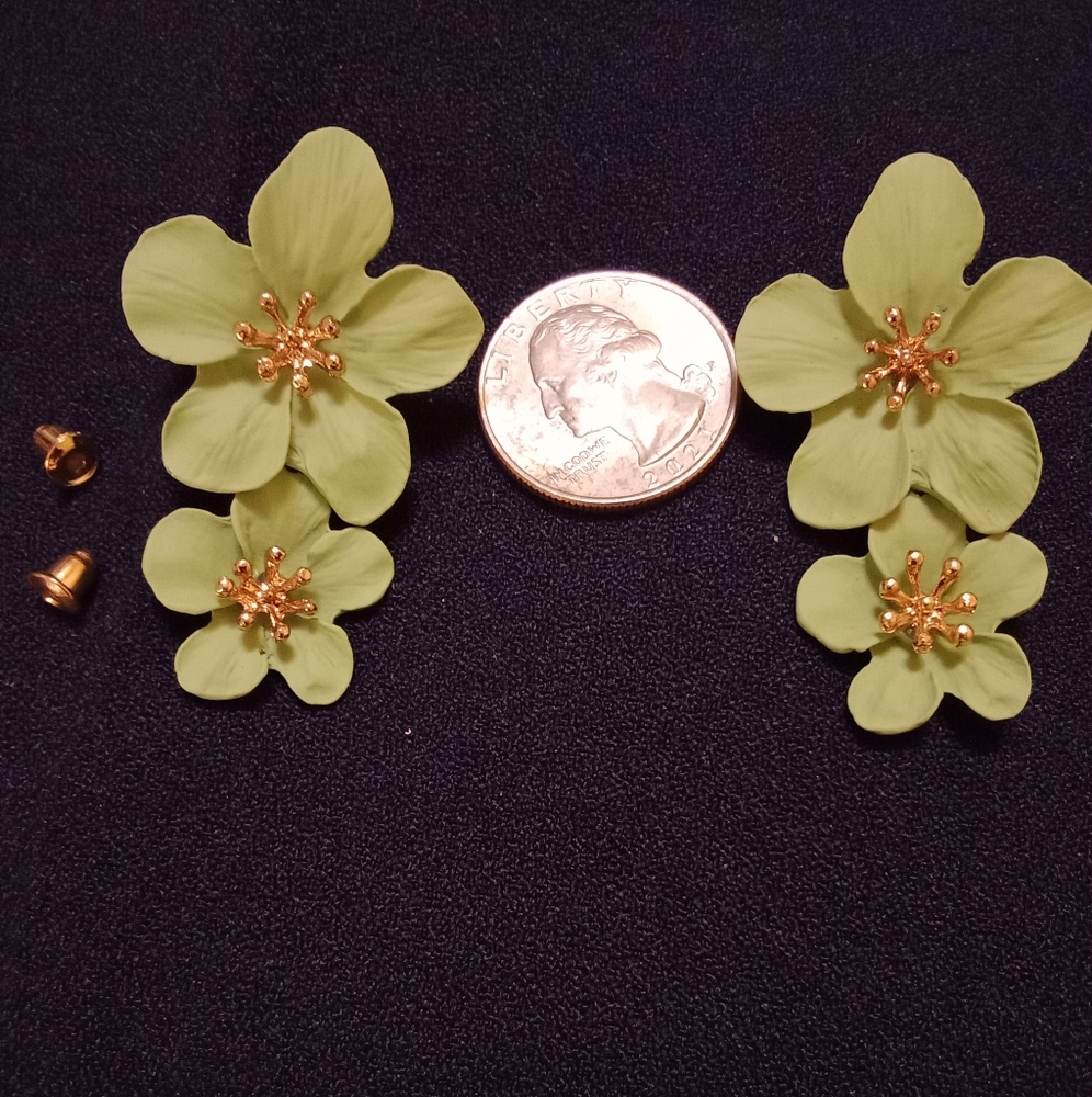 New light green with gold center metal flowers post earrings